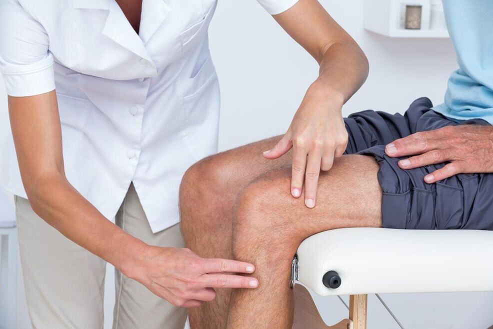 Преглед от лекар за диагностициране на артроза на колянната става